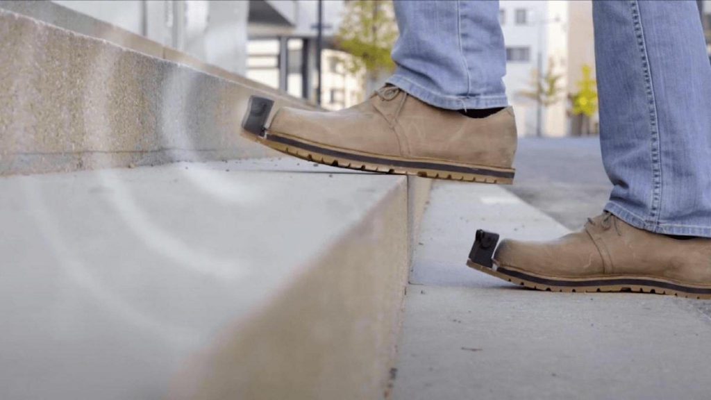 giày tích hợp InnoMake giúp người khiếm thị di chuyển thuận lợi hơn
