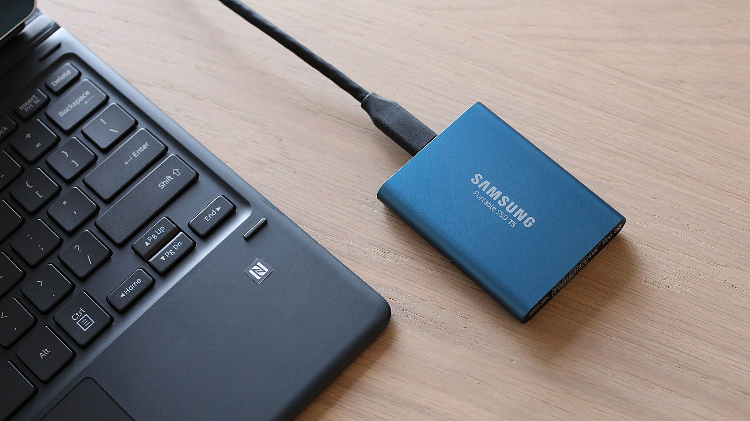 Dòng ổ cứng SSD 1TB Samsung T5 Portable này có thiết kế nhỏ gọn