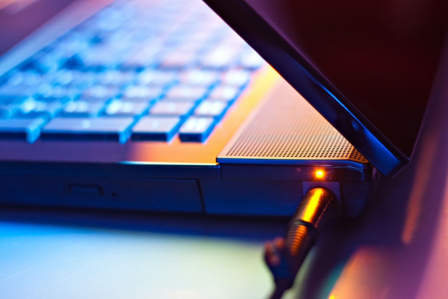 Lý do và cách khắc phục lỗi nóng cục sạc laptop