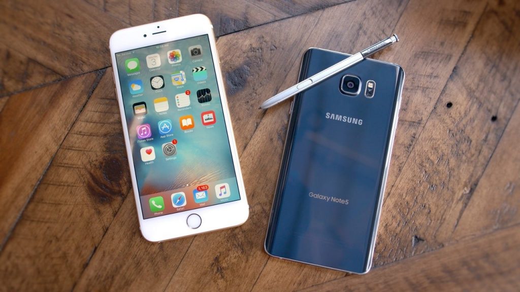 So sánh điện thoại iPhone hay Samsung: Nên mua hãng smartphone nào?