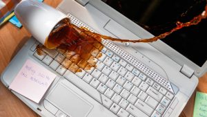 Mách bạn cách giải quyết khi bàn phím laptop bất ngờ bị nước đổ vào