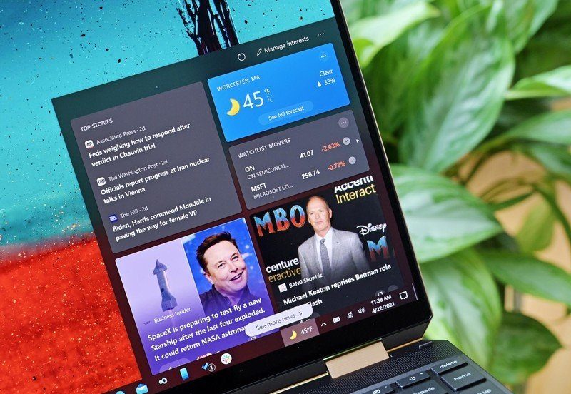 Kích hoạt tính năng News and interests trên Windows 10