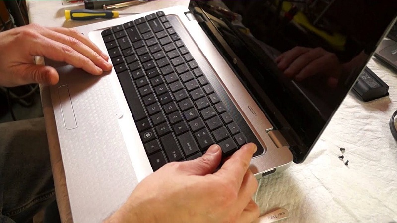 Mách bạn cách tháo bàn phím laptop để vệ sinh hiệu quả nhất